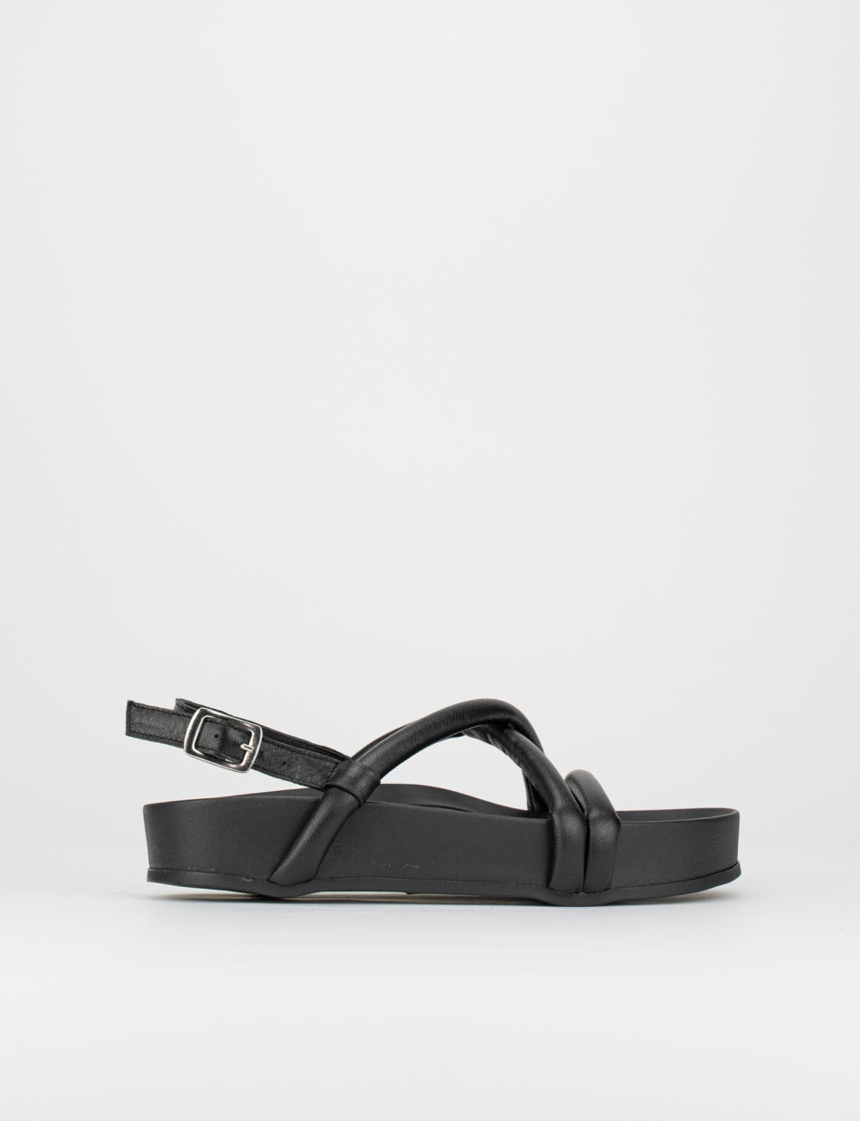 Low heel sandals black leather