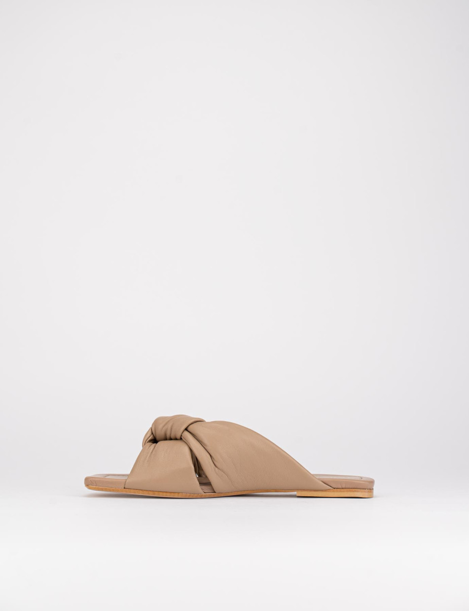 Slippers heel 1 cm beige leather