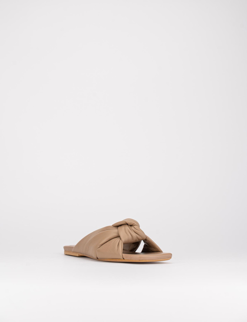 Slippers heel 1 cm beige leather