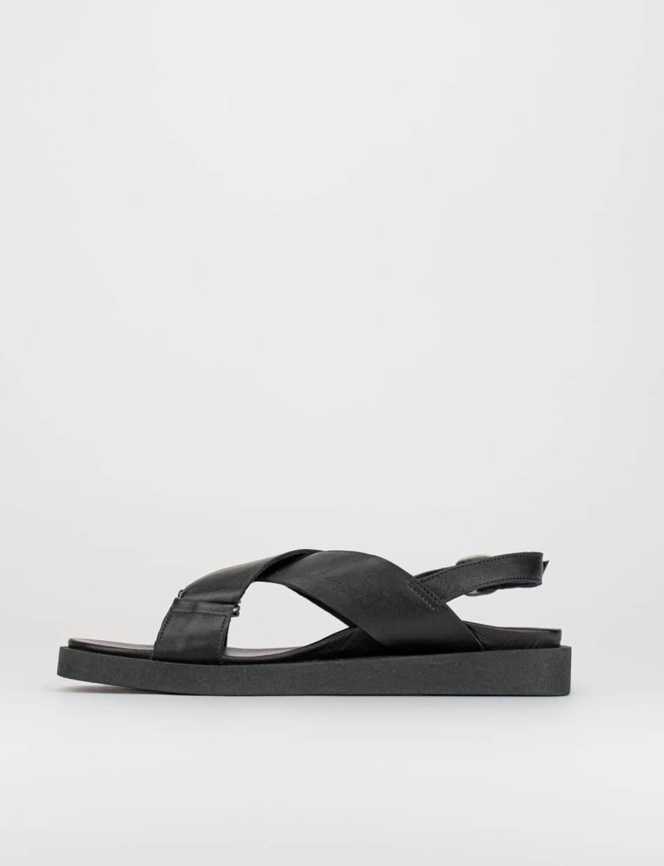 Low heel sandals heel 1 cm black leather