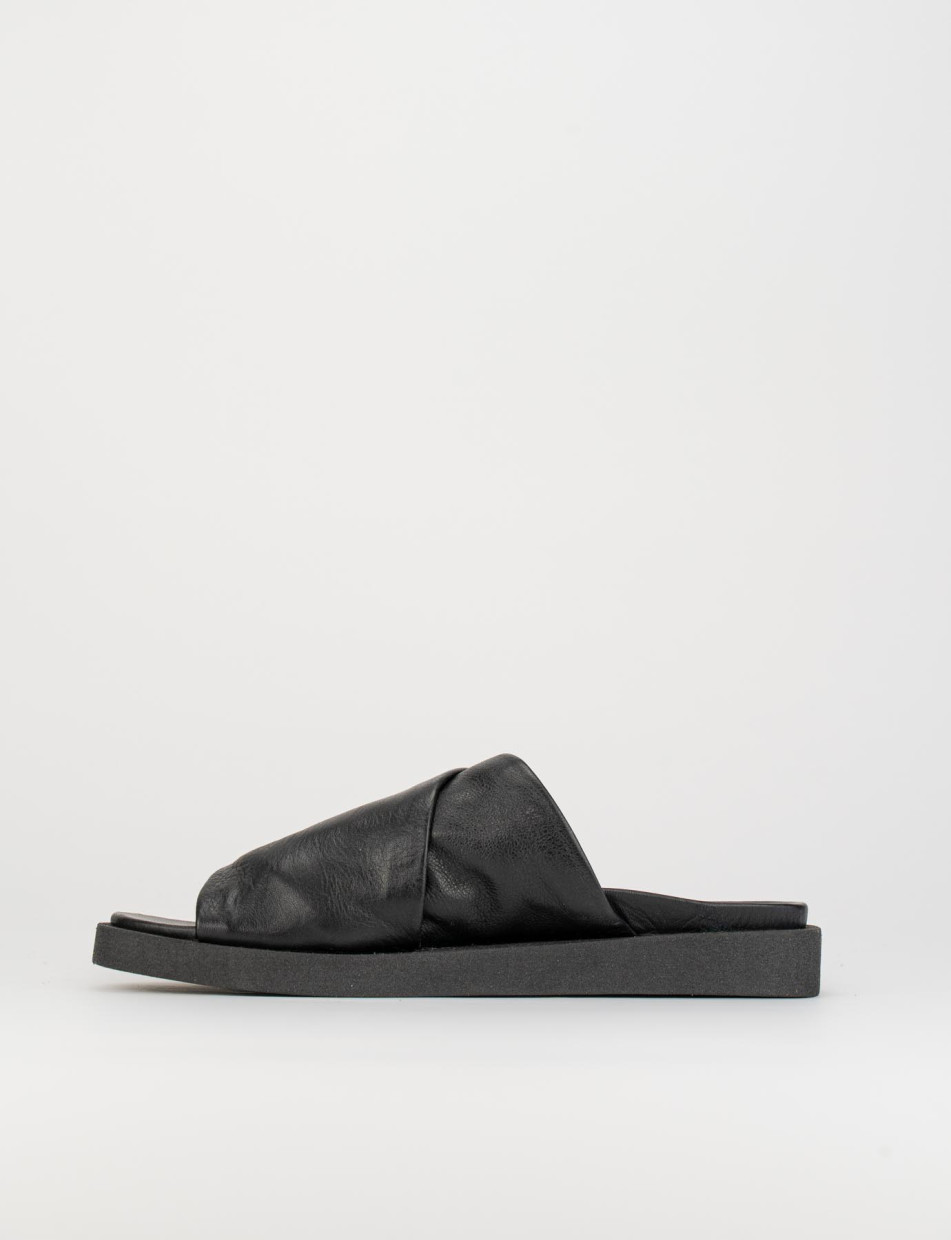 Slippers heel 1 cm black leather