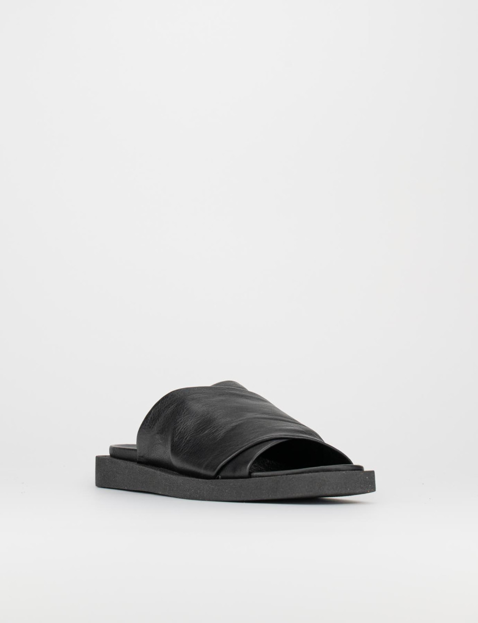 Slippers heel 1 cm black leather