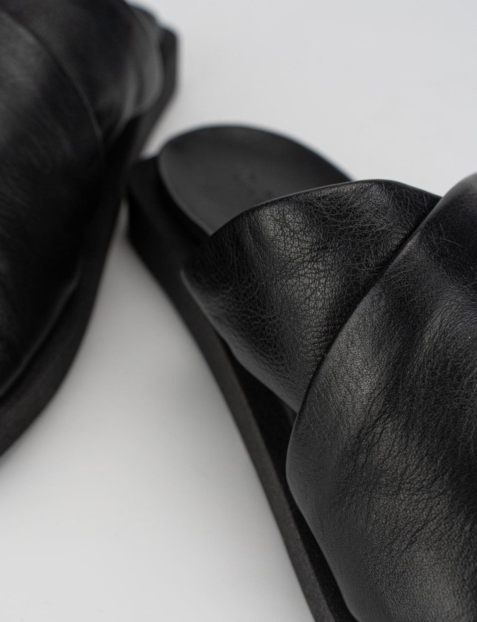 Slippers heel 1 cm black leather