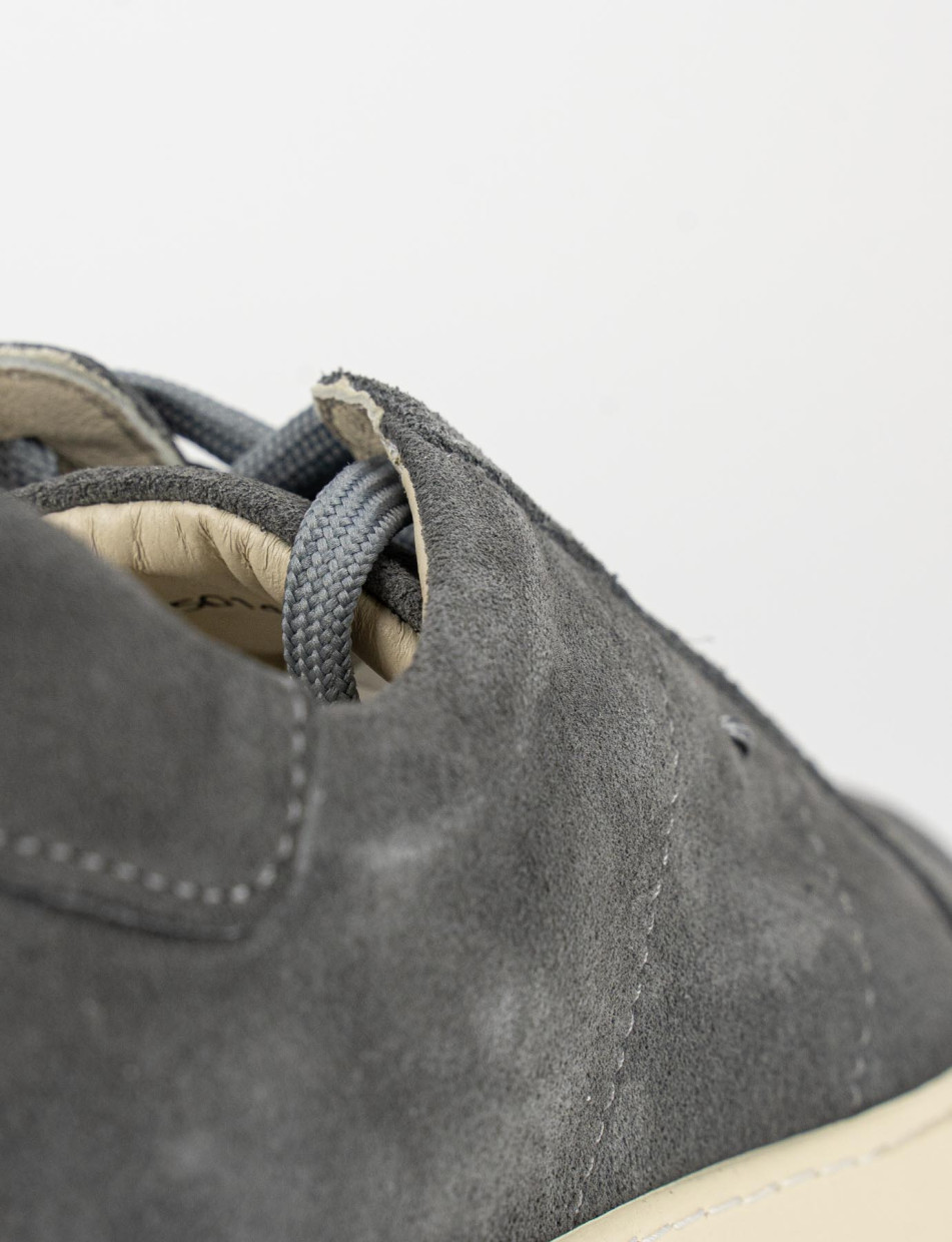 sneakers fondo gomma e soletto interno in vera pelle. tomaia in morbida pelle grigio