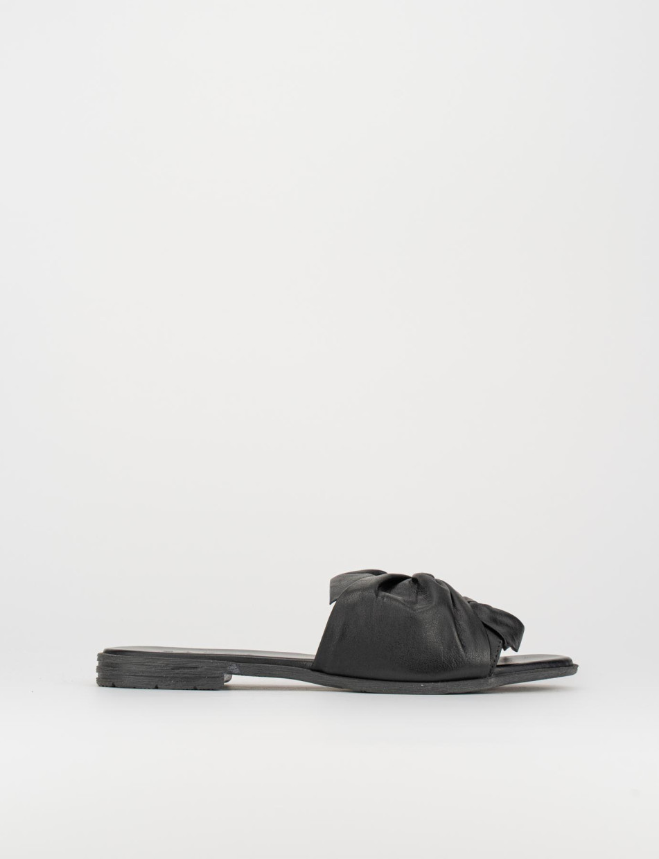 Slippers heel 1 cm black leather