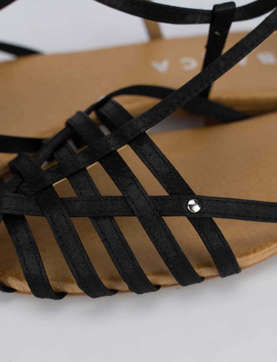 Sandalo tacco 1 cm nero raso