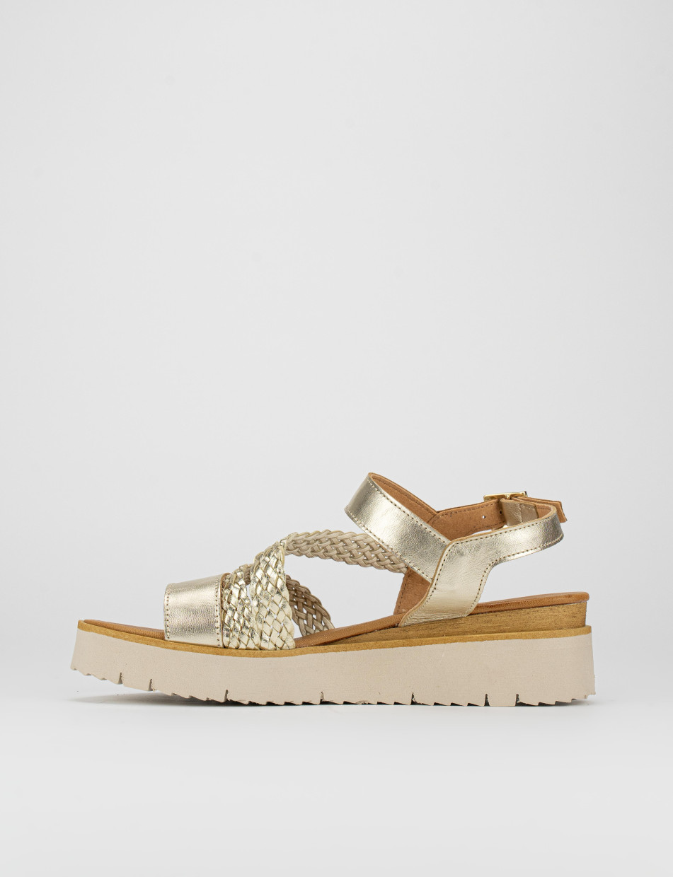 Sandalo tacco 1 cm oro pelle