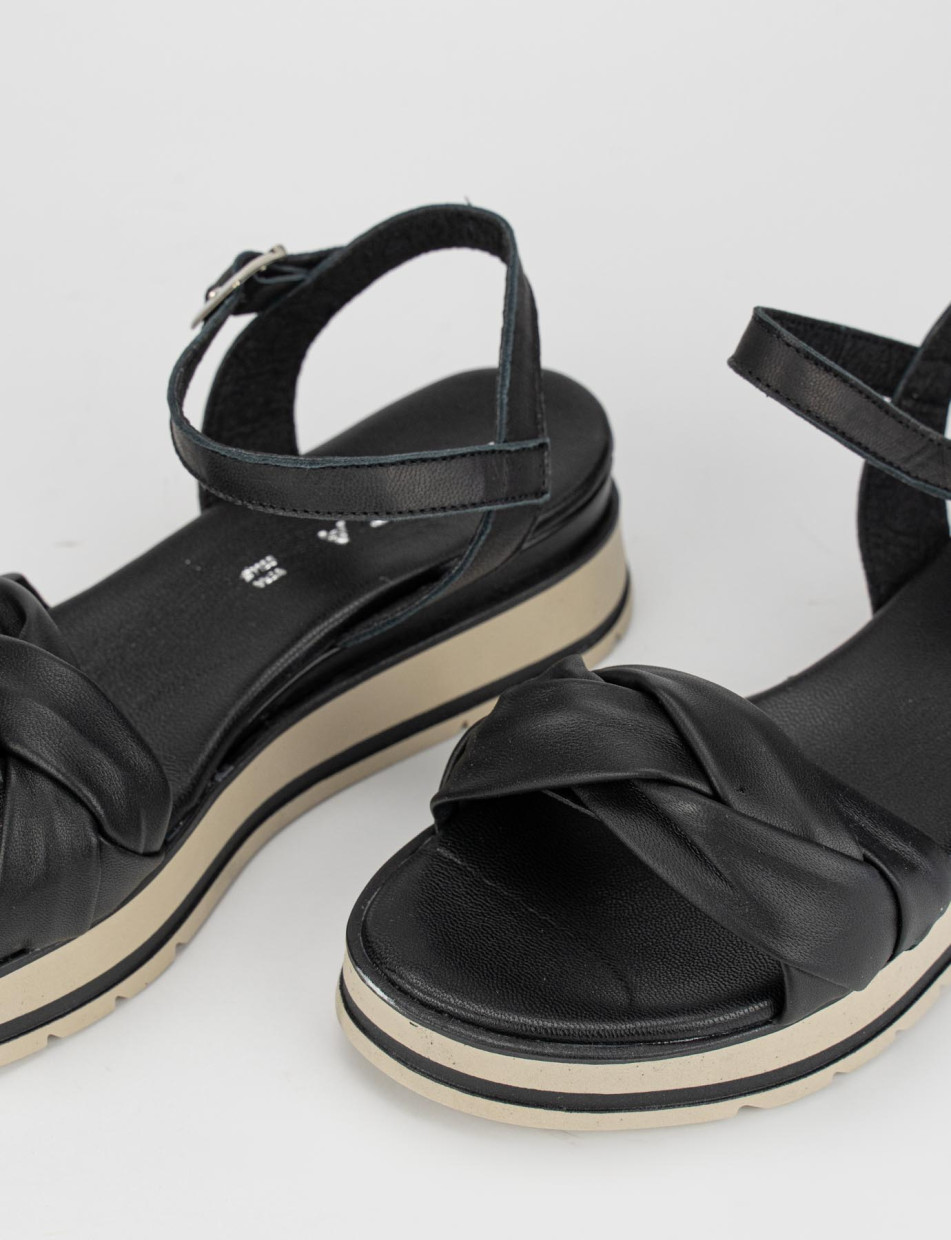 Sandalo zeppa 1 cm nero pelle