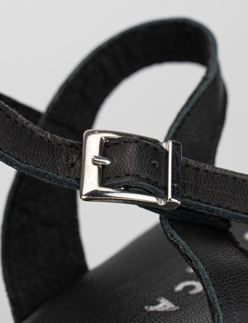 Sandalo zeppa 1 cm nero pelle