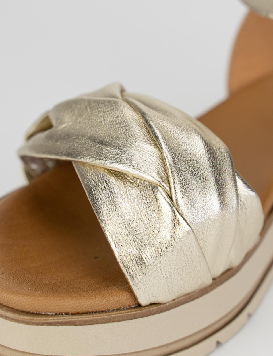 Sandalo zeppa 1 cm oro pelle