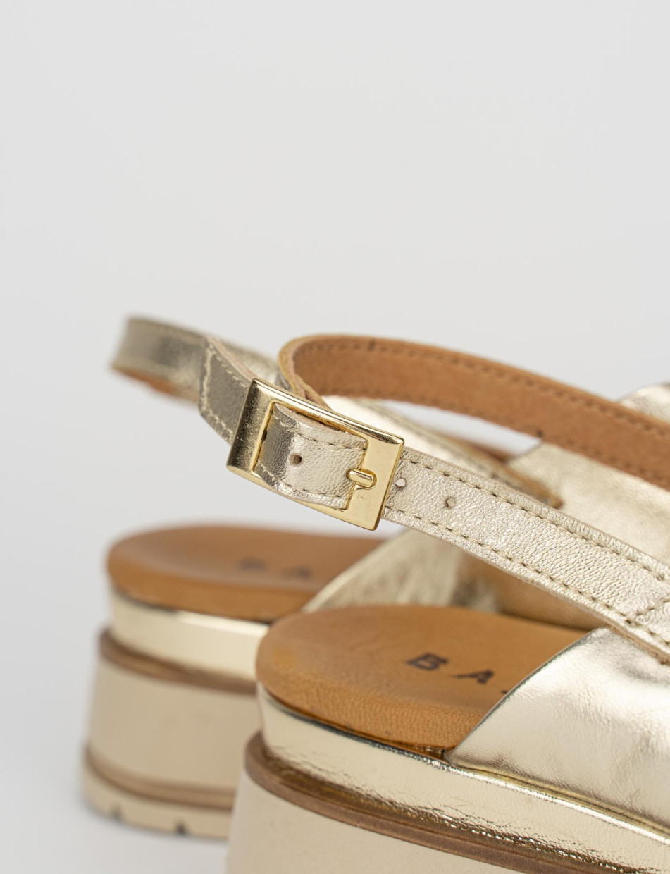 Wedge heels heel 1 cm gold leather