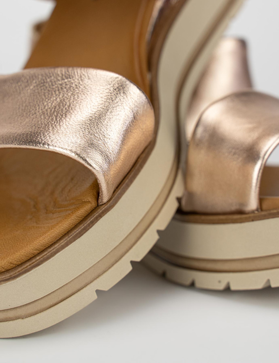 Sandalo tacco 1 cm bronzo pelle