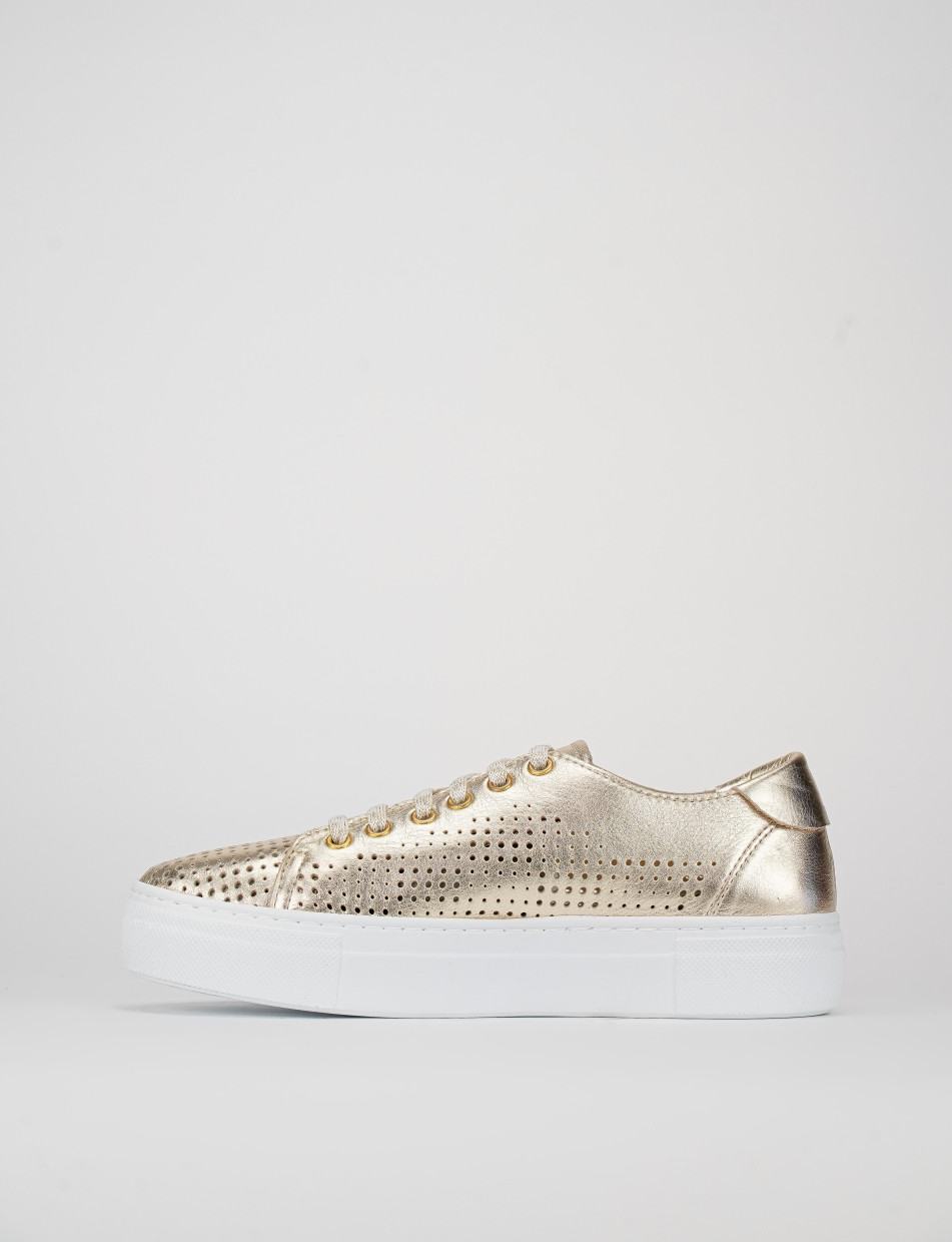 Sneakers gold laminated