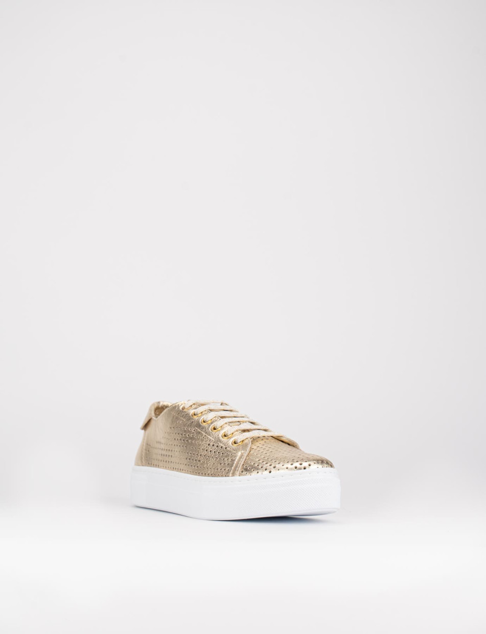 Sneakers gold laminated