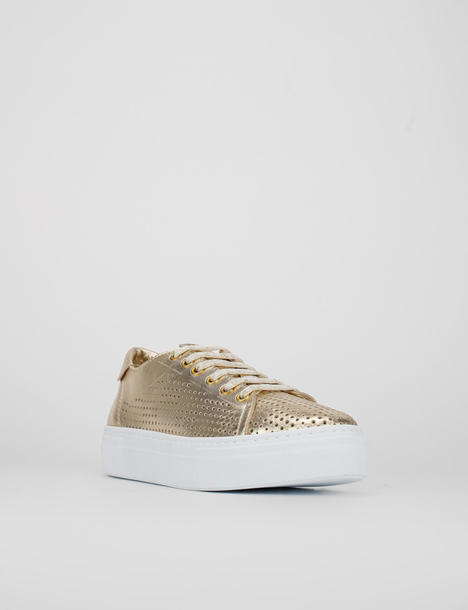 Sneakers gold laminated