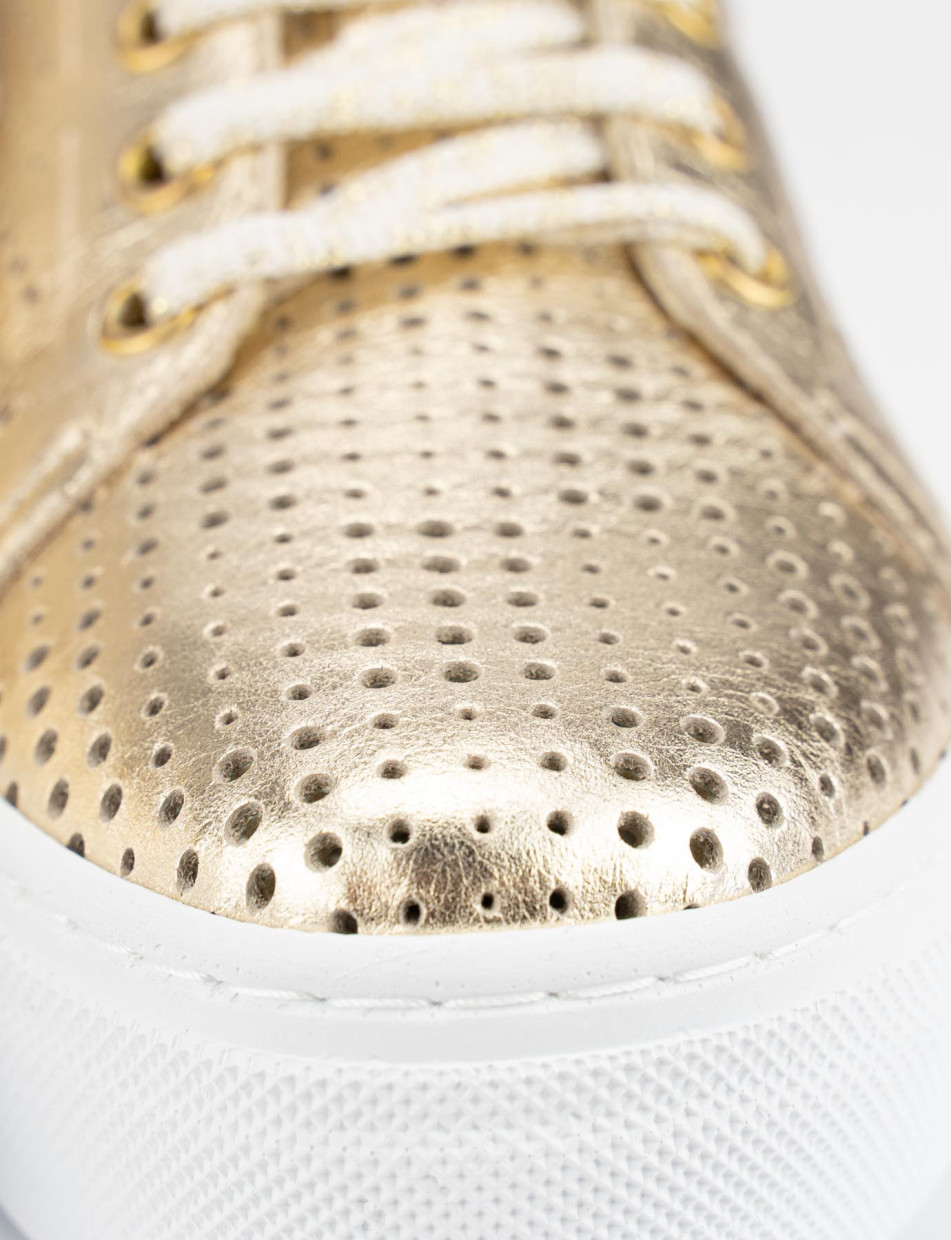 Sneakers gold laminated