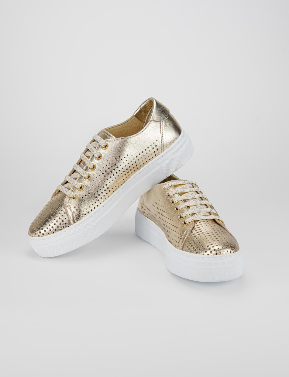 Sneakers gold laminated