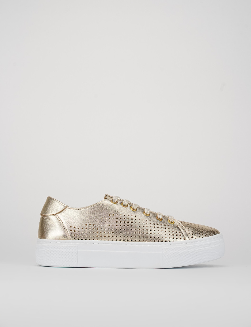 Sneakers gold laminated