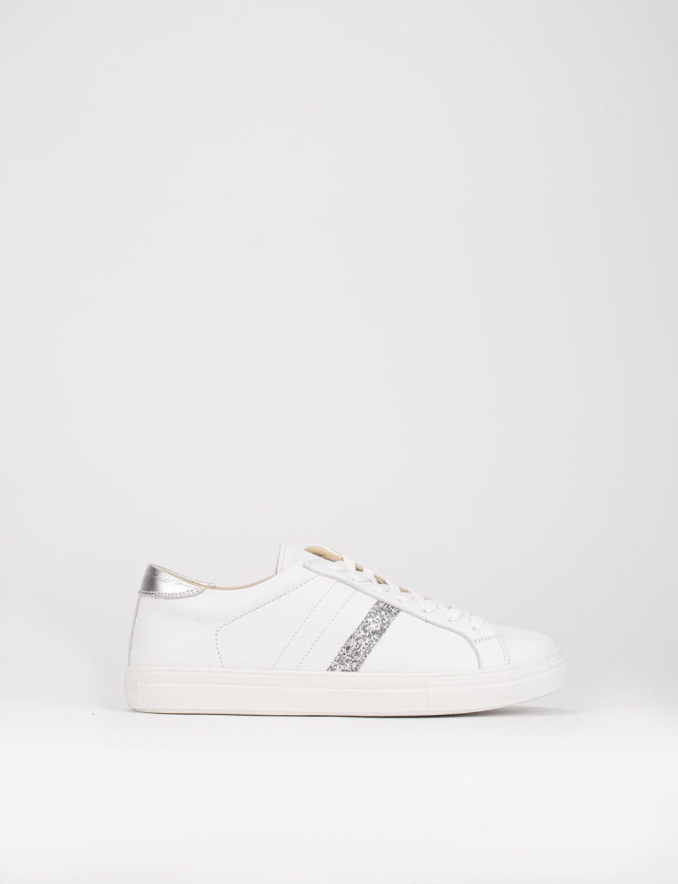 sneakers fondo gomma e soletto interno in vera pelle. Tomaia in morbida pelle bianco