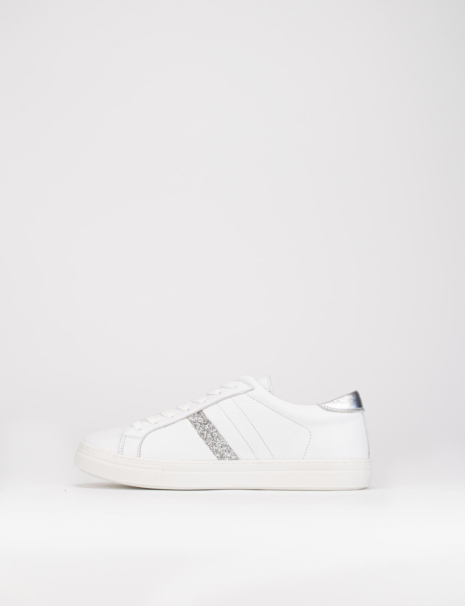 sneakers fondo gomma e soletto interno in vera pelle. Tomaia in morbida pelle bianco