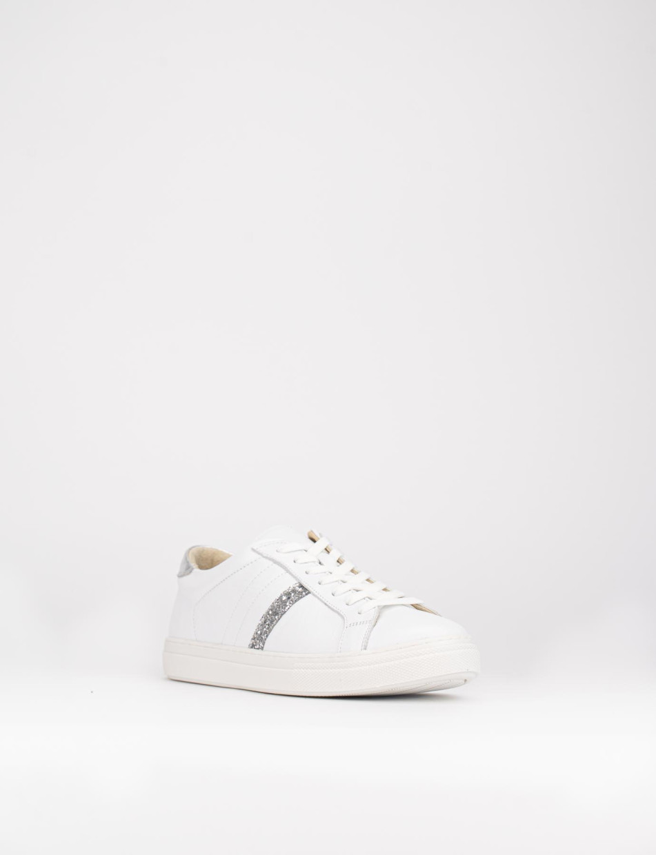 sneakers fondo gomma e soletto interno in vera pelle. Tomaia in morbida pelle bianco