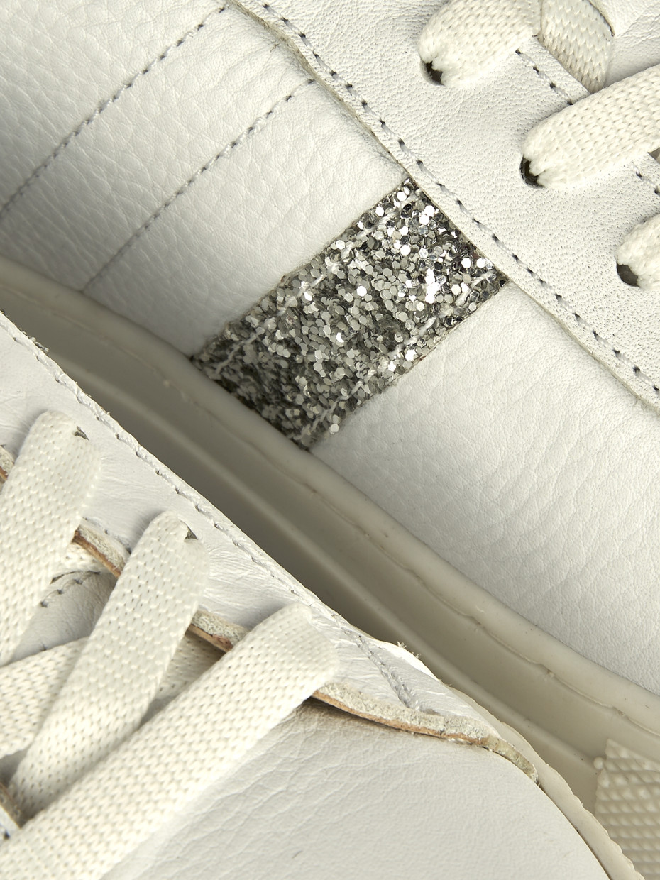 sneakers fondo gomma e soletto interno in vera pelle. Tomaia in morbida pelle bianco