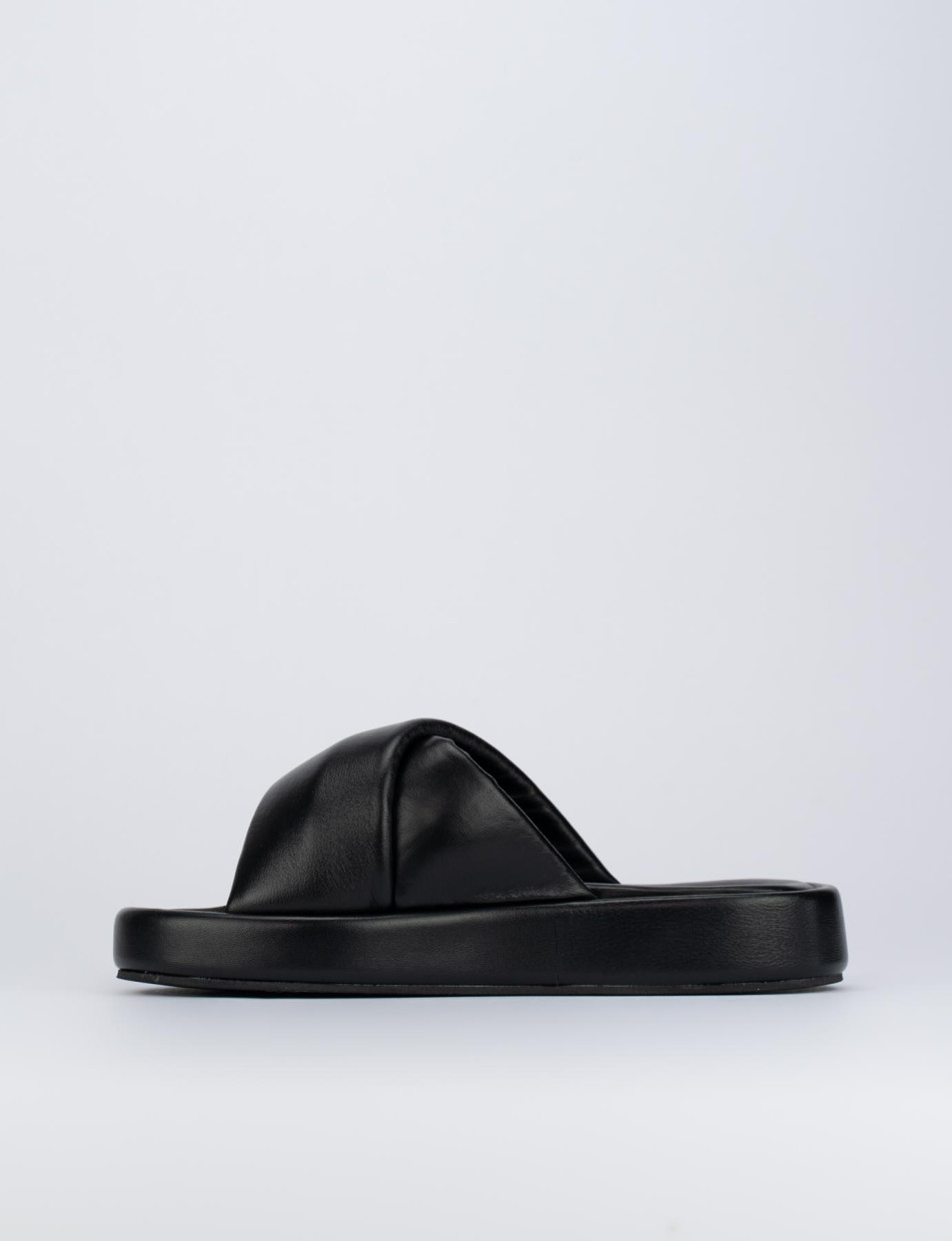 Slippers heel 1 cm black leather