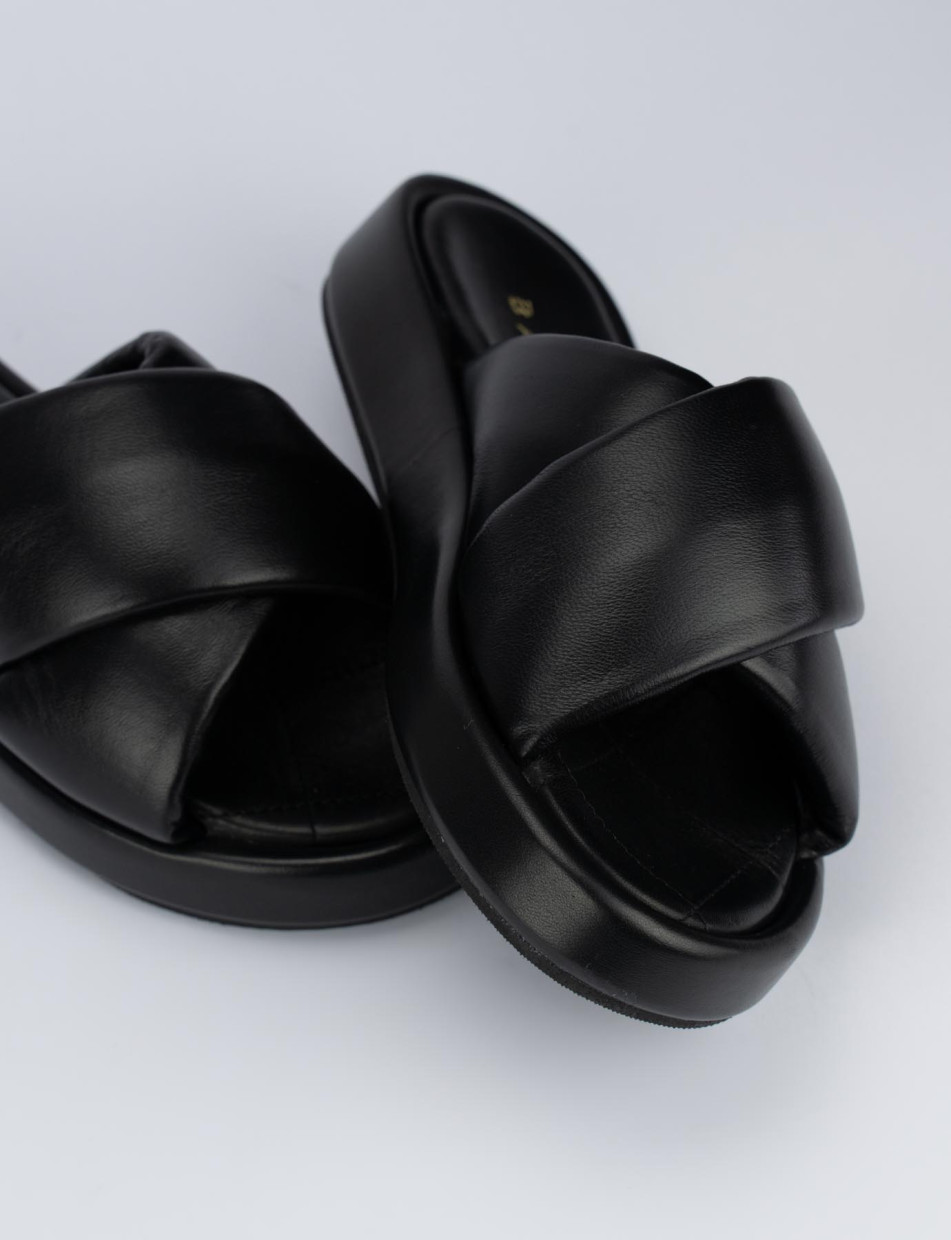 Slippers heel 1 cm black leather