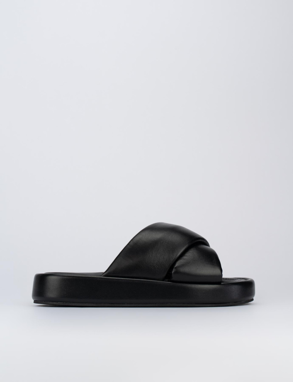 Slippers heel 1 cm black leather