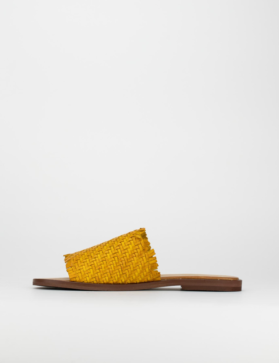 Slippers heel 1 cm yellow leather