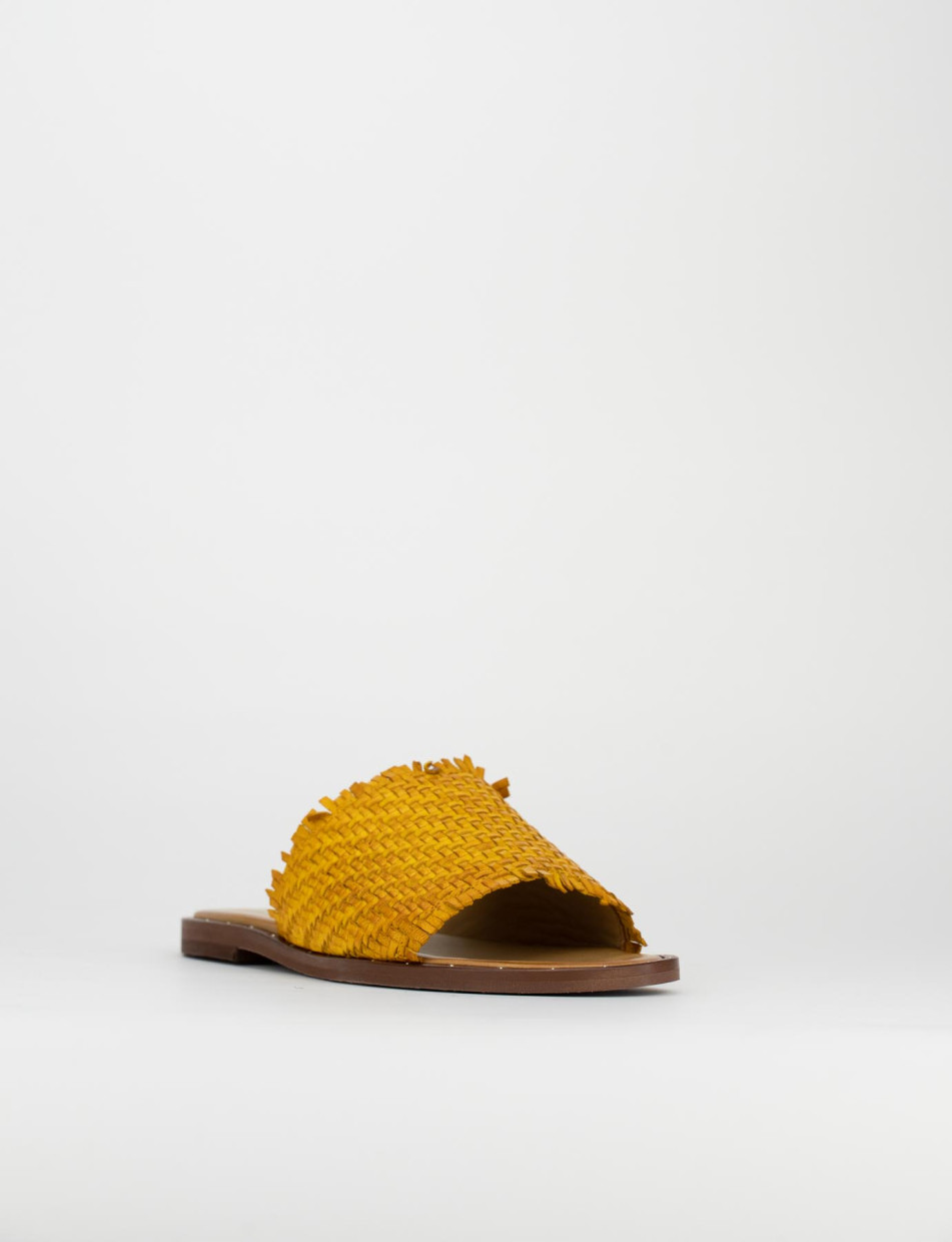 Slippers heel 1 cm yellow leather