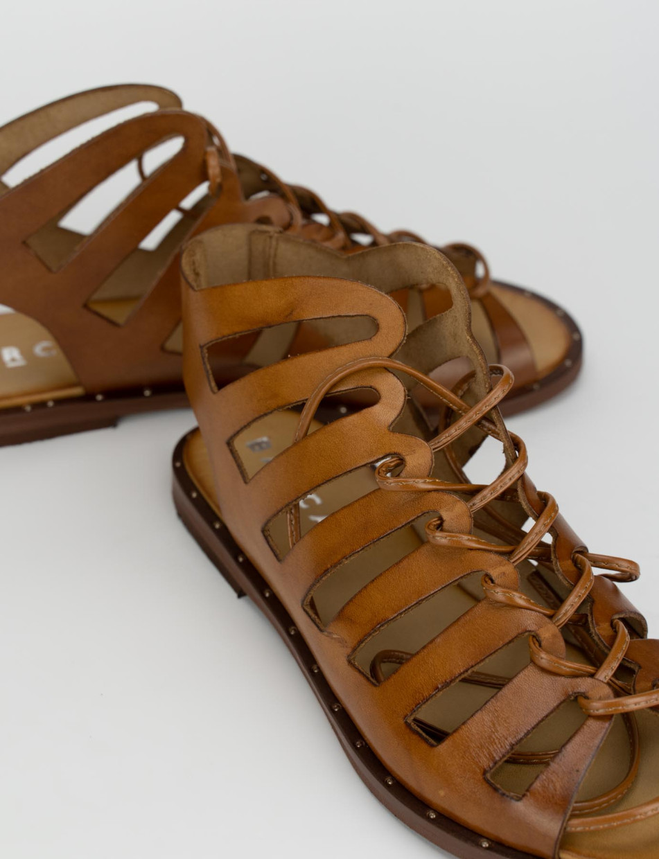 Sandalo tacco 1 cm marrone pelle