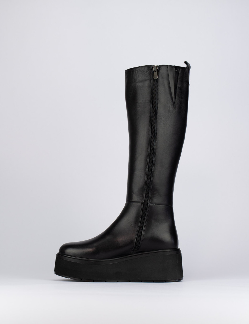 Low heel boots black leather