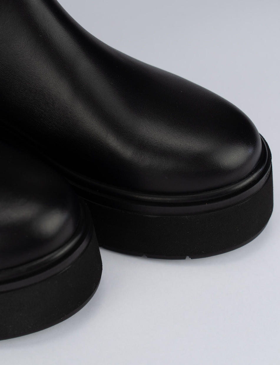 Low heel boots black leather