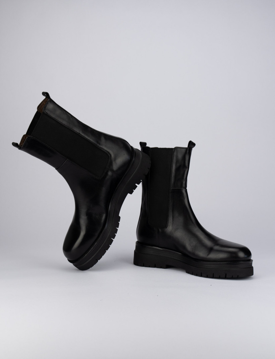 Low heel ankle boots heel 1 cm black leather