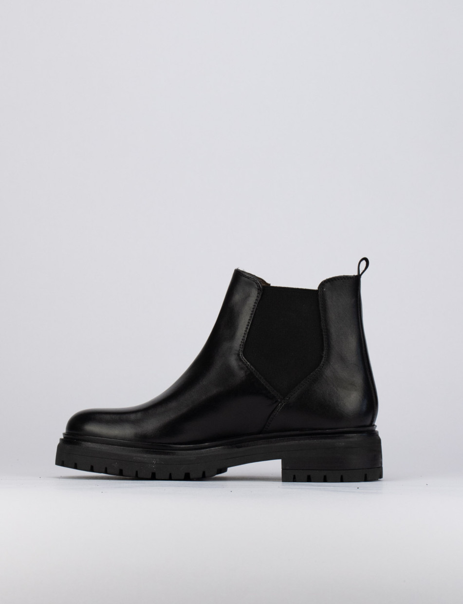 Black boots 1 inch heel hotsell