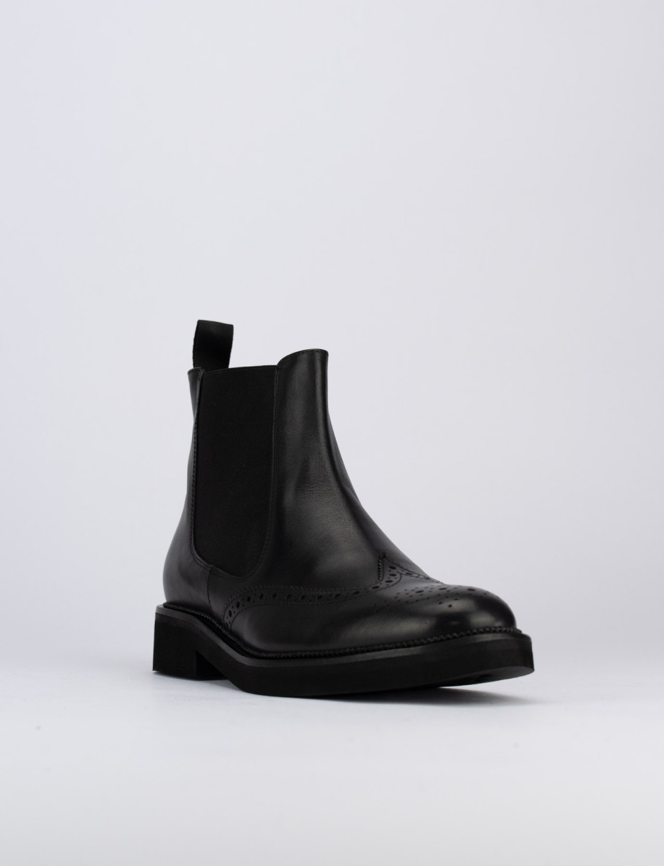 Stivale tronchetto tacco 2 cm nero pelle