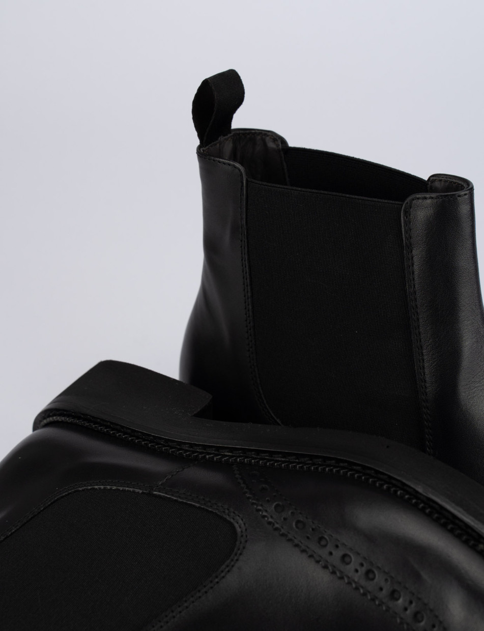 Stivale tronchetto tacco 2 cm nero pelle