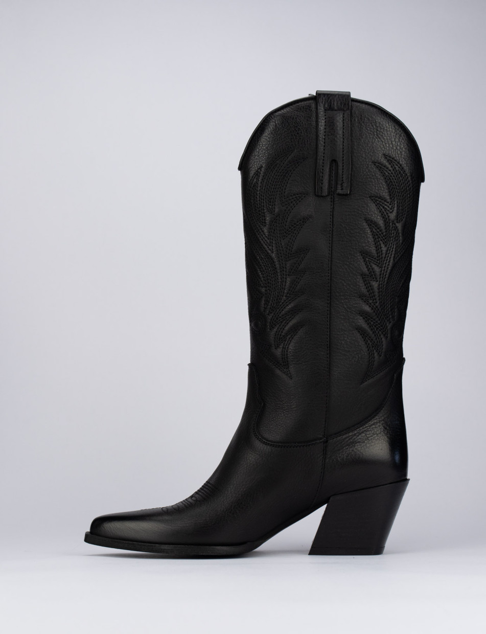 Low heel boots heel 4 cm black leather