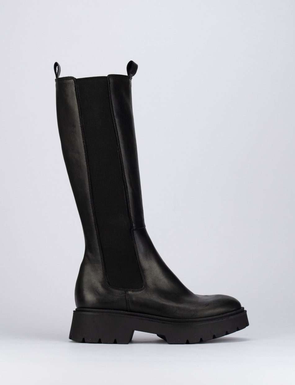 Low heel boots heel 2 cm black leather