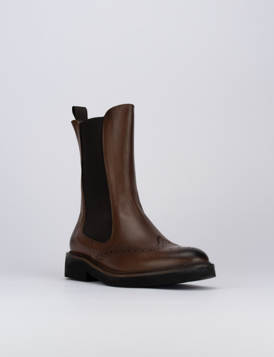 Stivale tronchetto tacco 2 cm marrone pelle