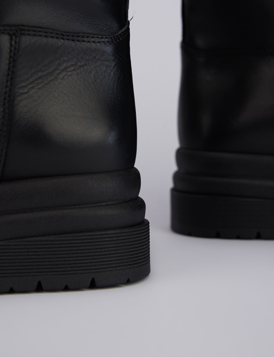 Low heel boots heel 1 cm black leather