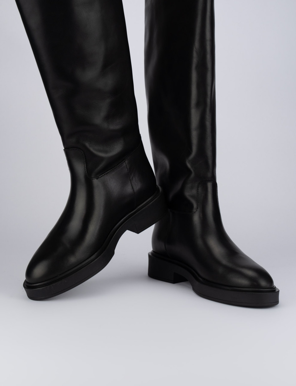 Low heel boots heel 2 cm black leather