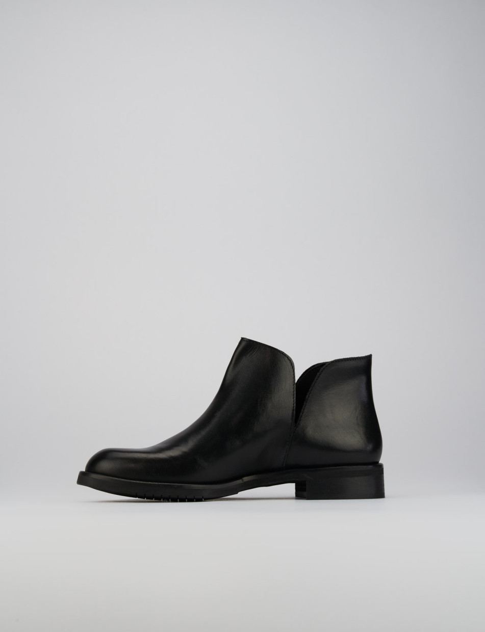 Low heel ankle boots heel 1 cm black leather