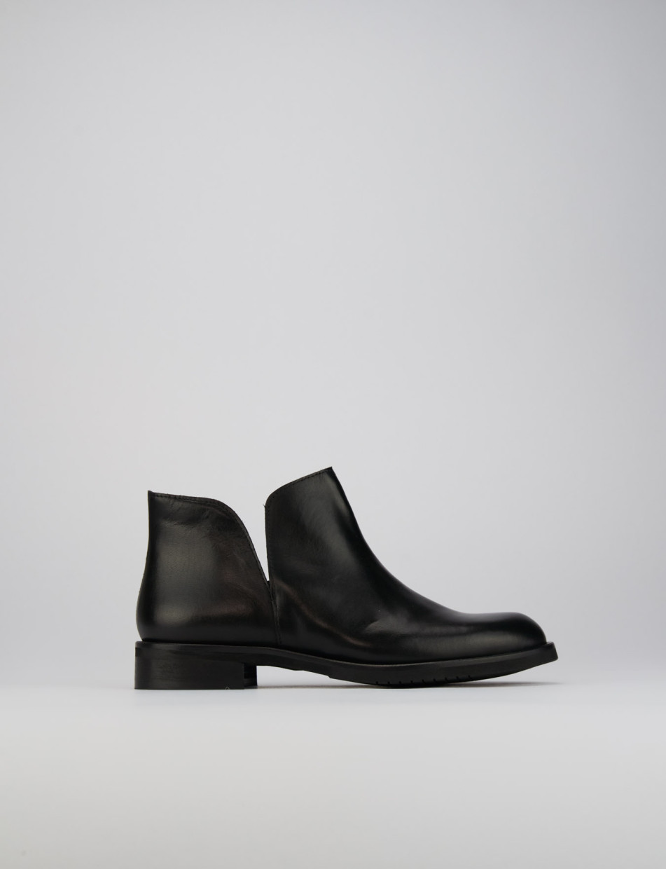 Low heel ankle boots heel 1 cm black leather