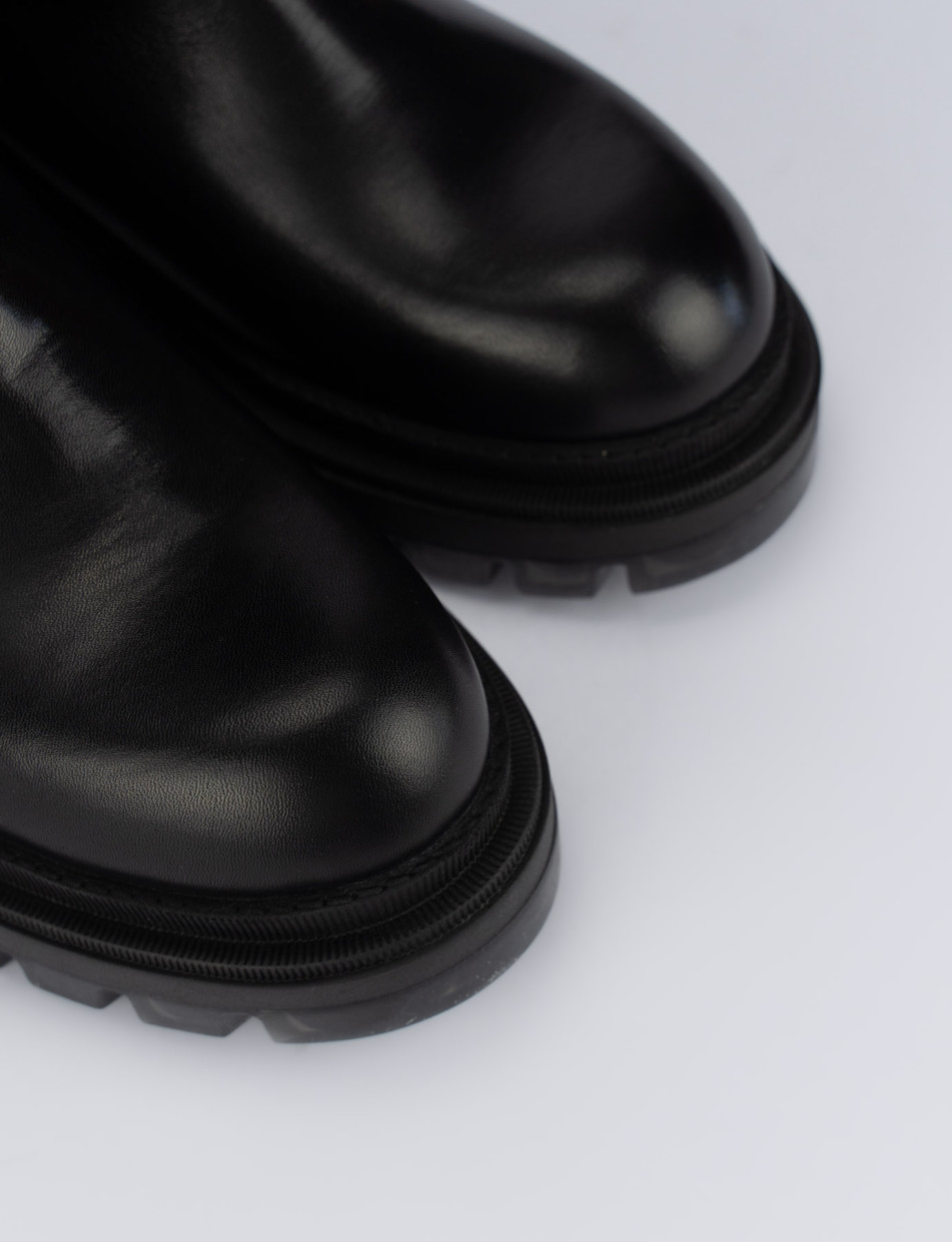 Low heel boots heel 2 cm black leather