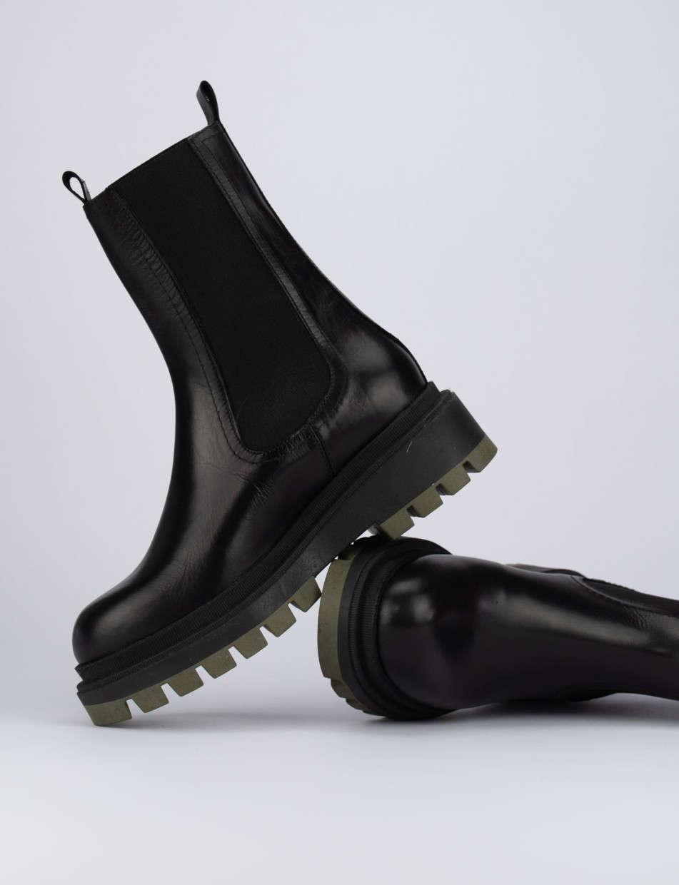 Black boots 1 inch heel new arrivals