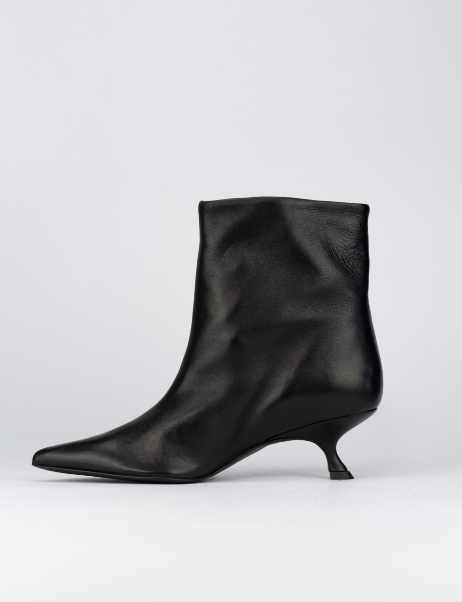 High heel ankle boots heel 5 cm black leather