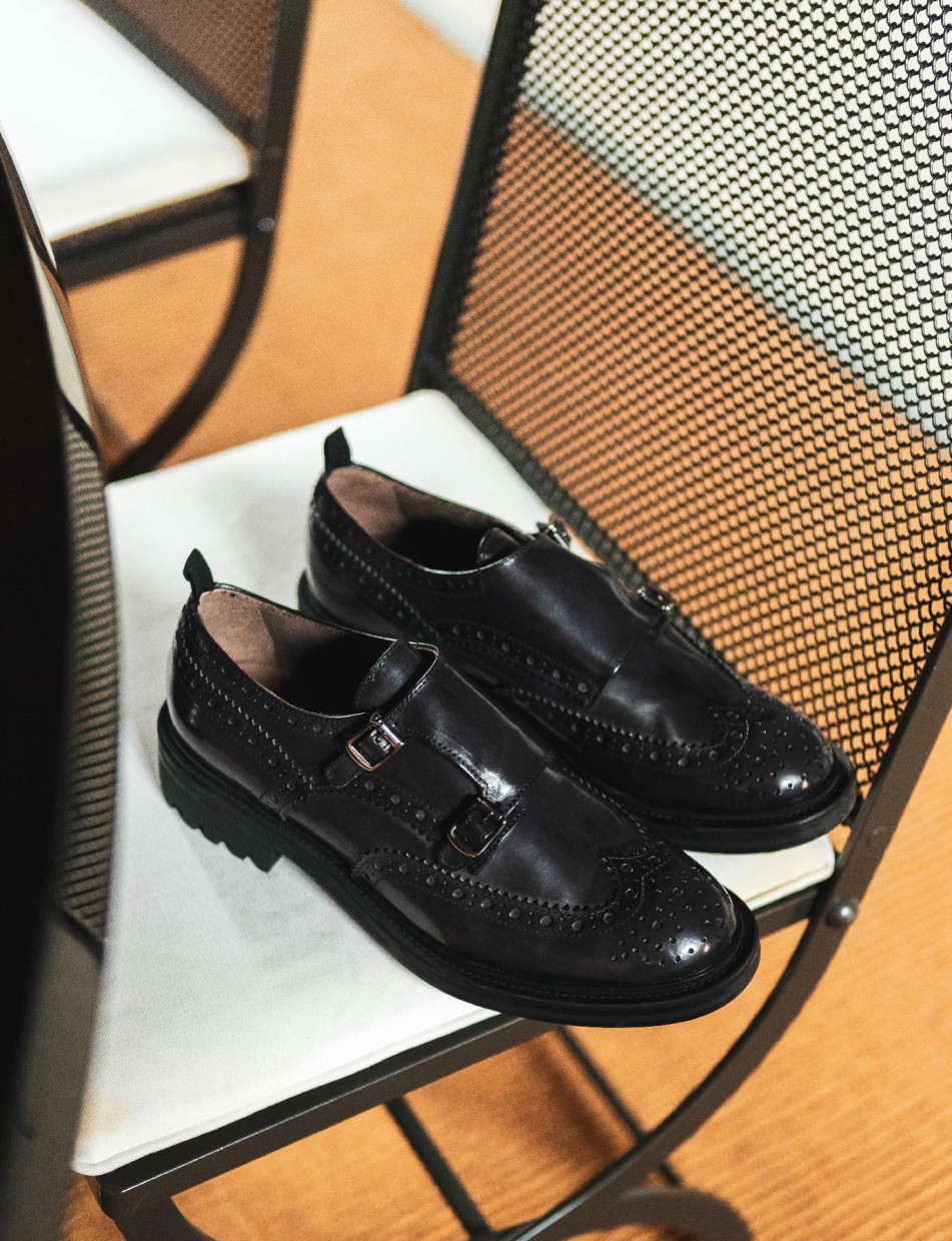 Scarpa monk-strap tacco 2cm nero pelle