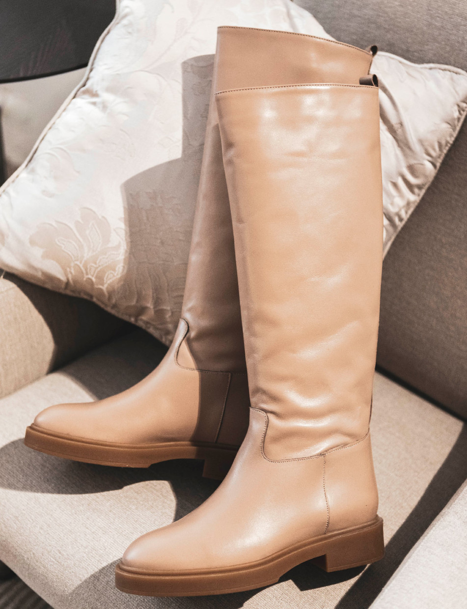 Stivale tacco 2 cm beige pelle